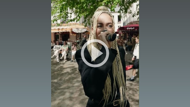 Flash Mob Performs in Paris
